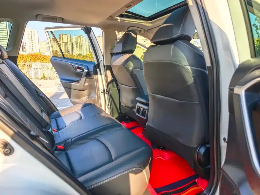 Toyota RAV4 — фото 2