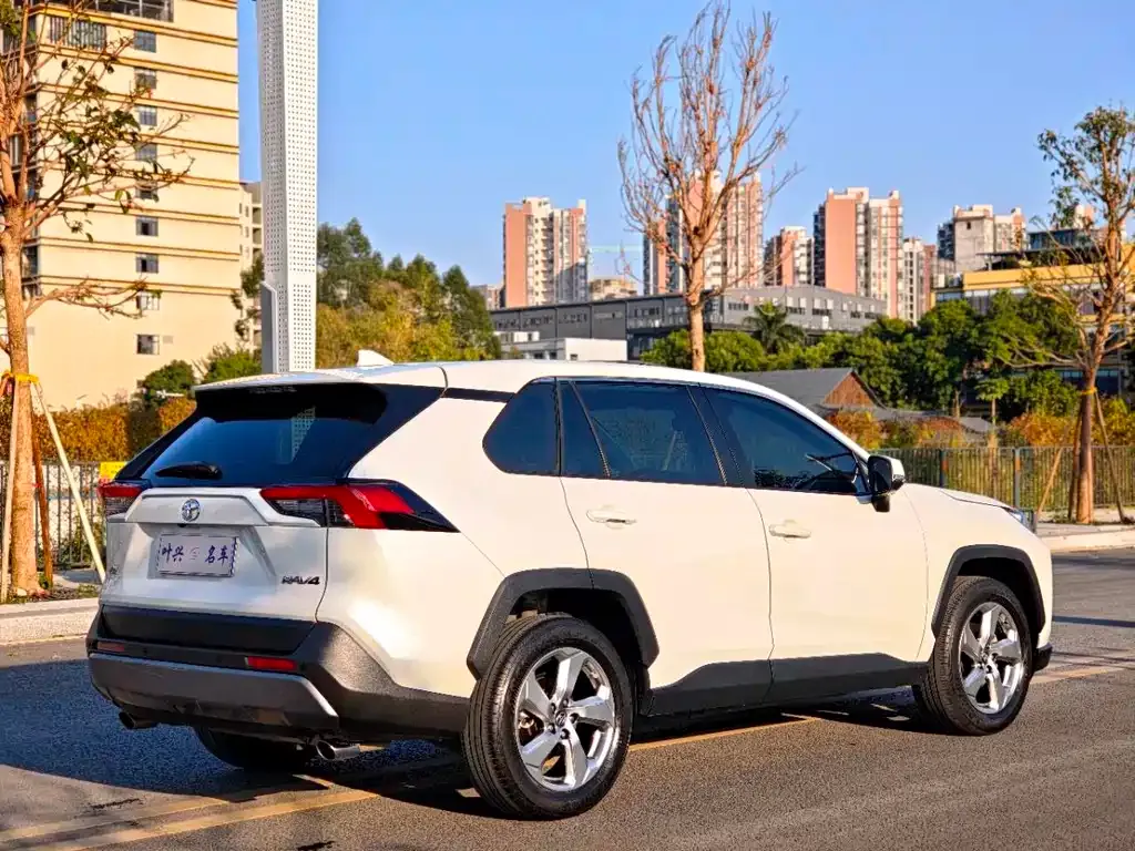 Toyota RAV4 — фото 6