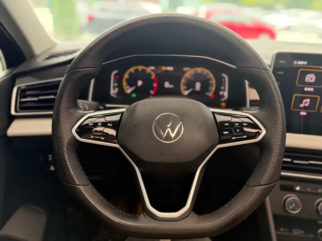 Volkswagen Tiguan L — фото 2