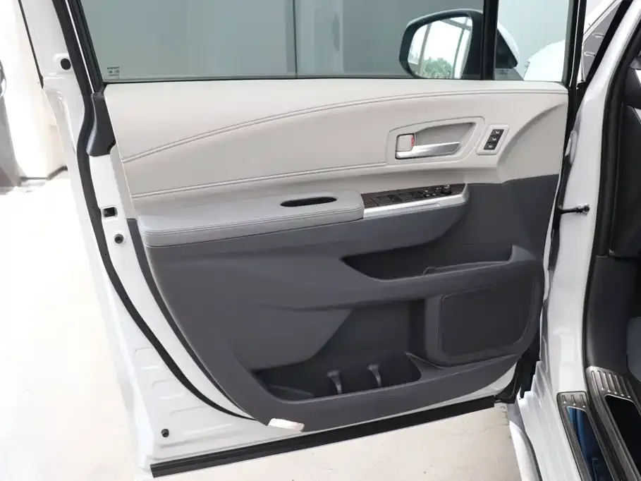 Toyota Granvia — фото 2