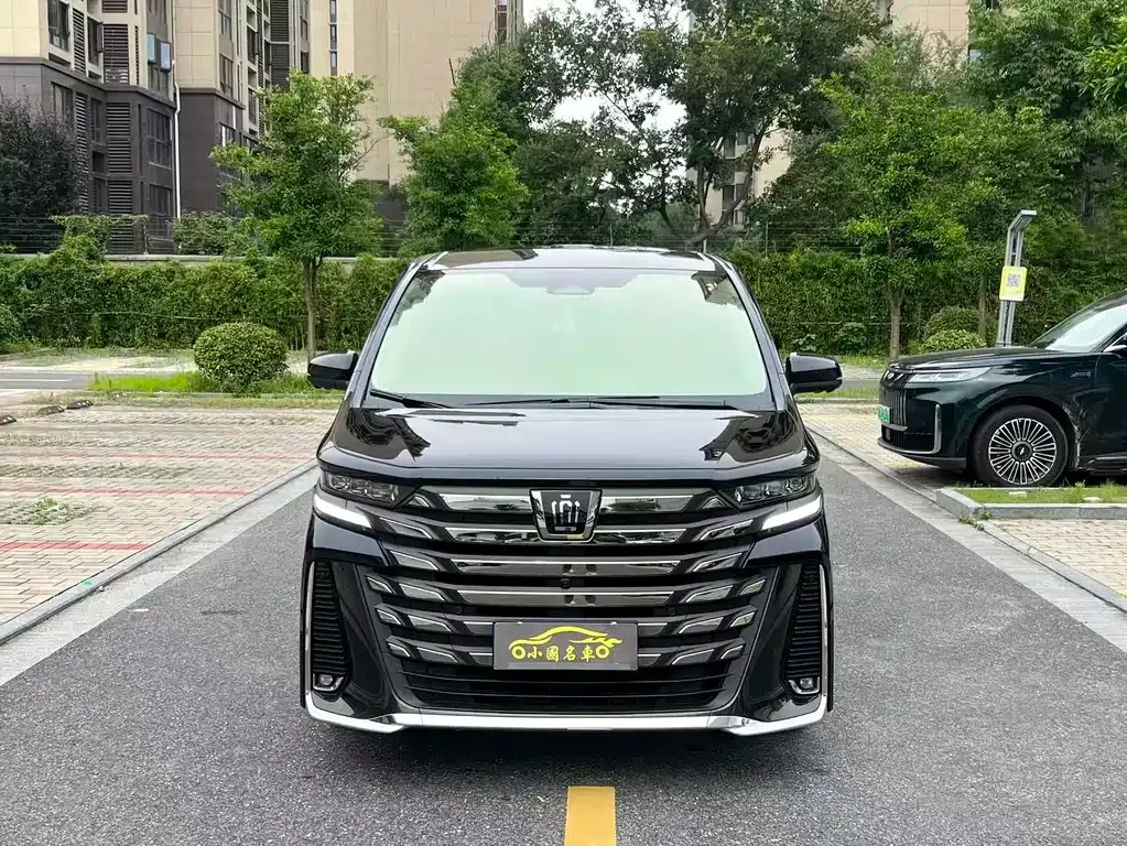 Toyota Vellfire — фото 1