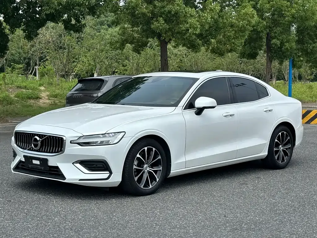 Volvo S60 — фото 1
