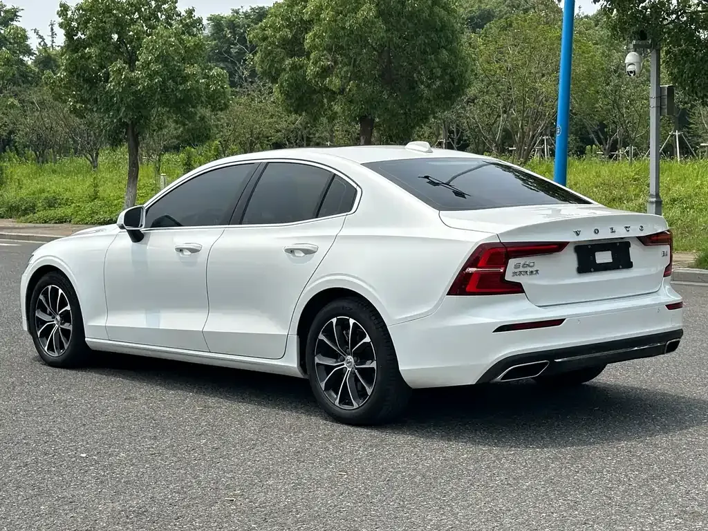 Volvo S60 — фото 10