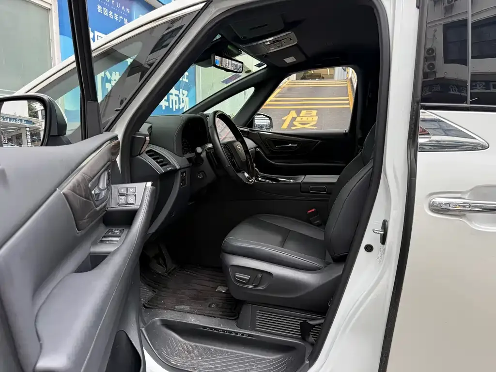 Toyota Alphard — фото 3