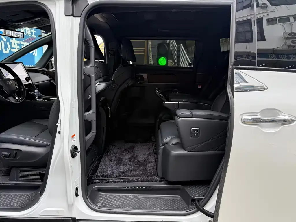 Toyota Alphard — фото 4