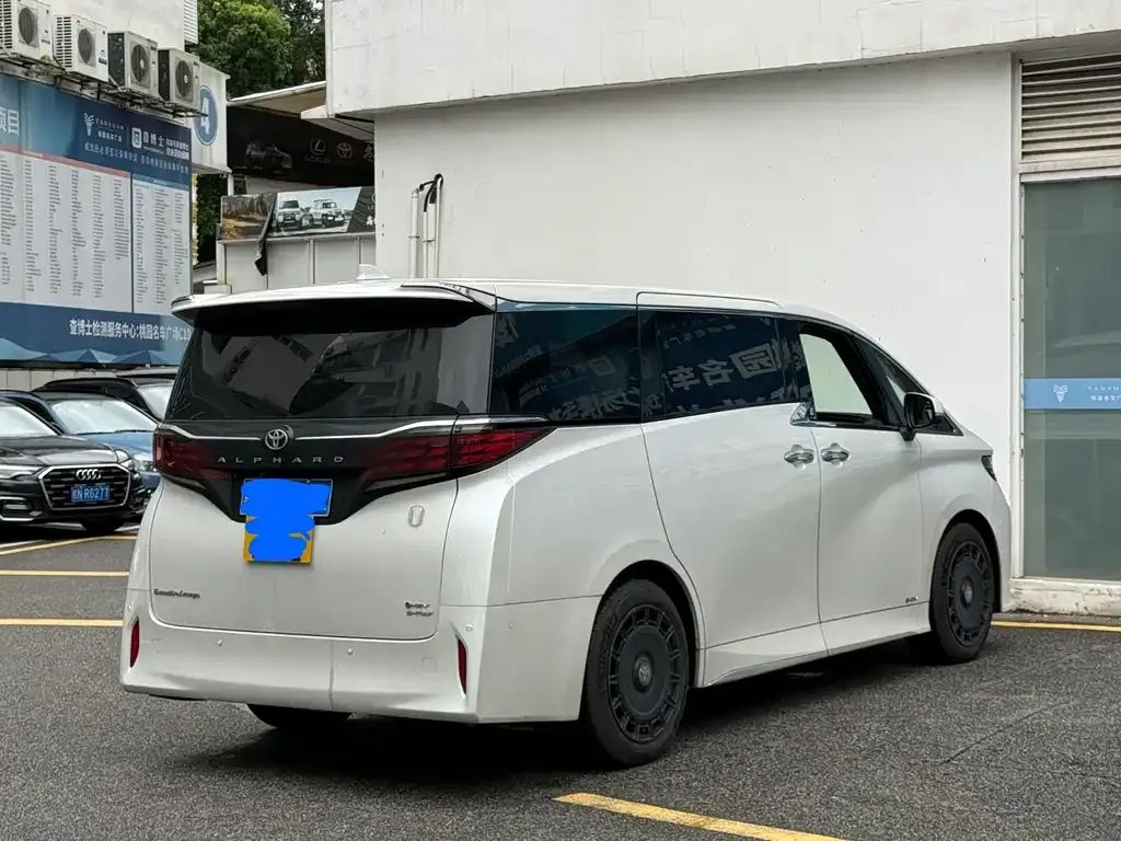 Toyota Alphard — фото 2