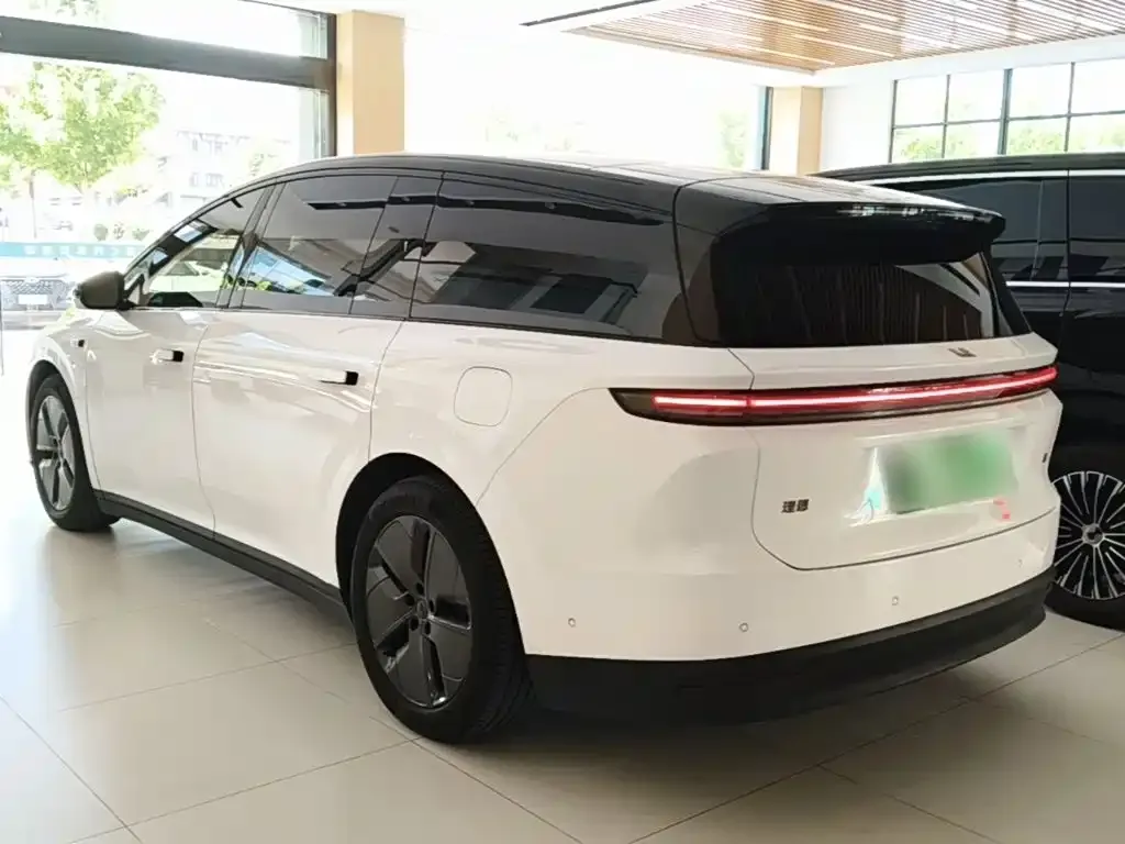 Li Auto i8 — фото 10