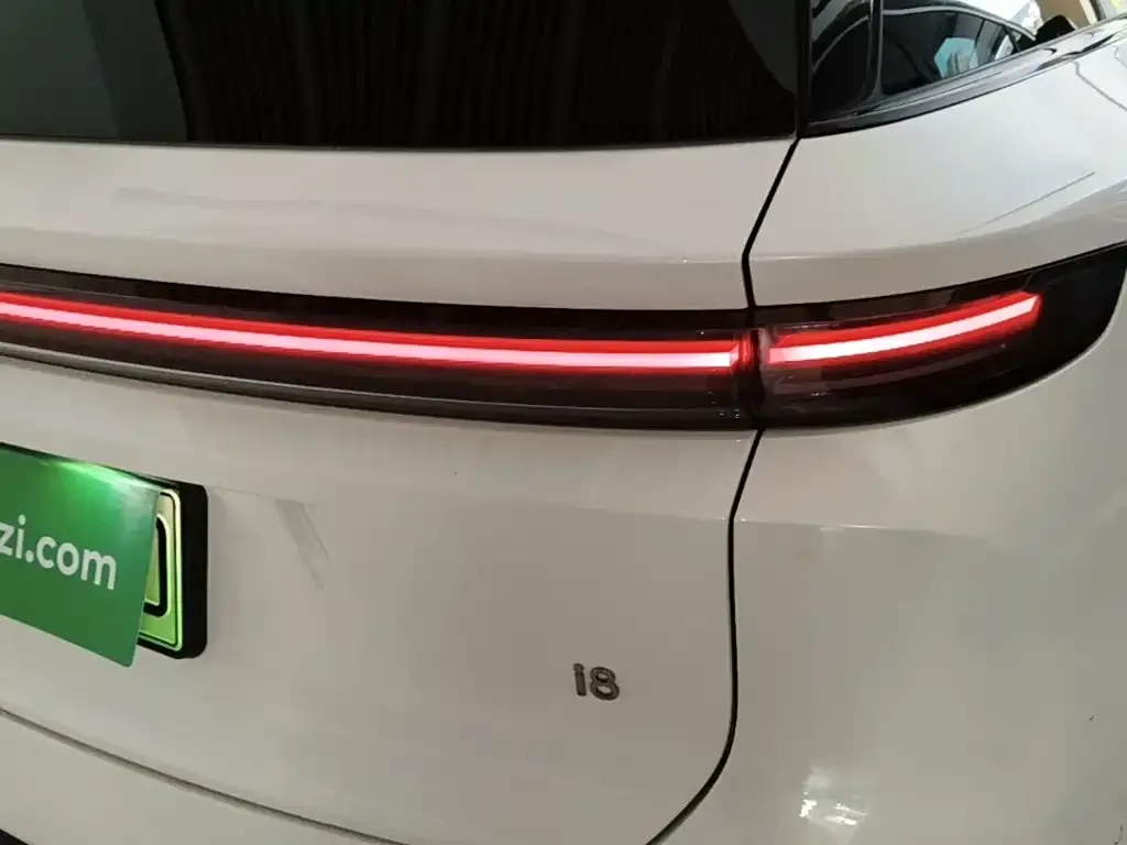 Li Auto i8 — фото 3