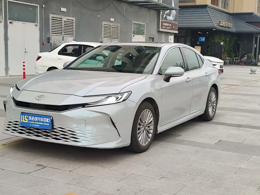 Toyota Camry — фото 1