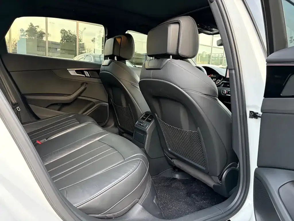 Audi A4L 2024 из CN, фото 4