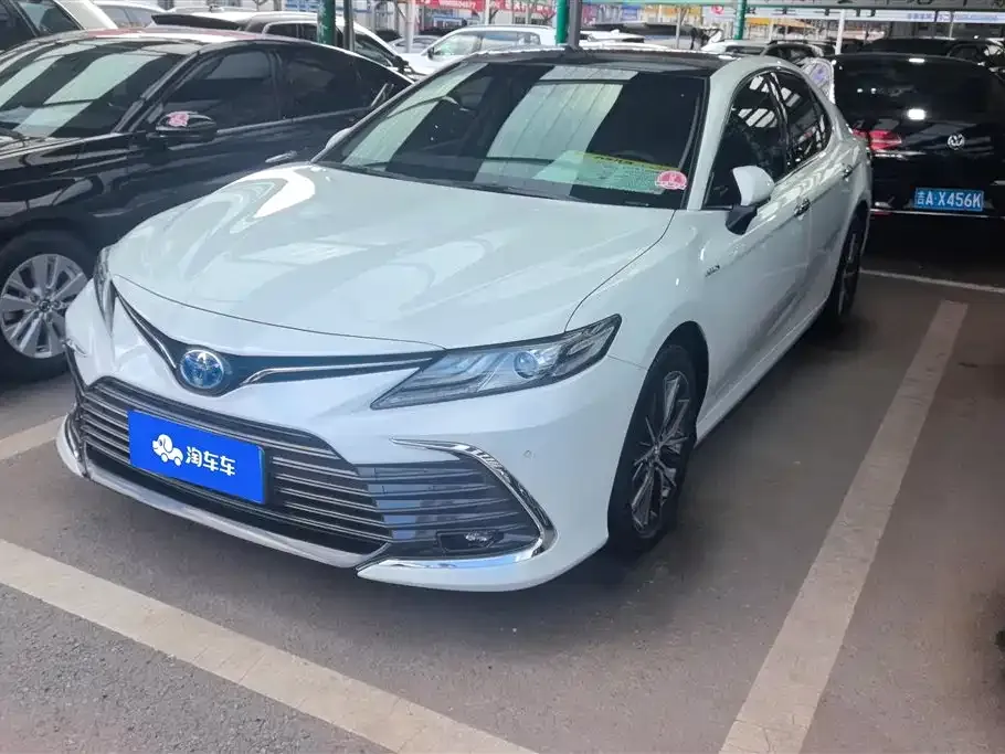 Toyota Camry — фото 1