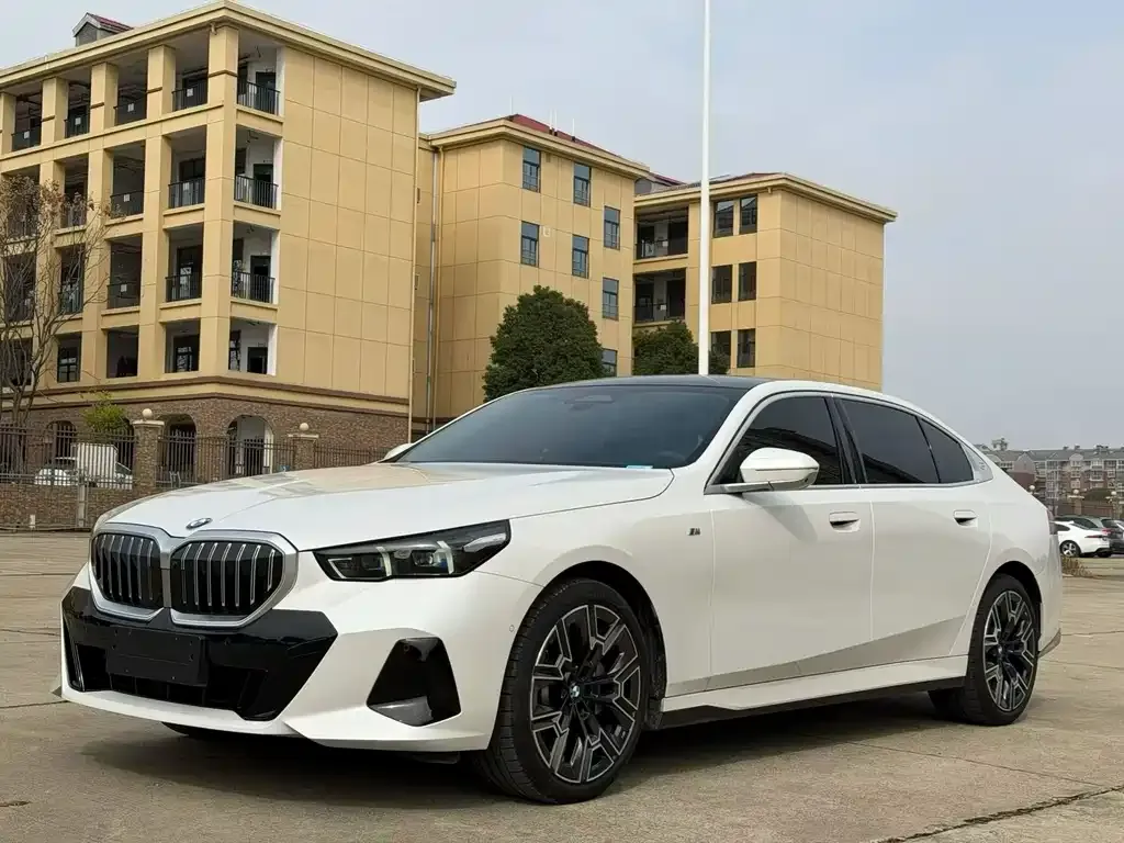 BMW 5 Series — фото 1
