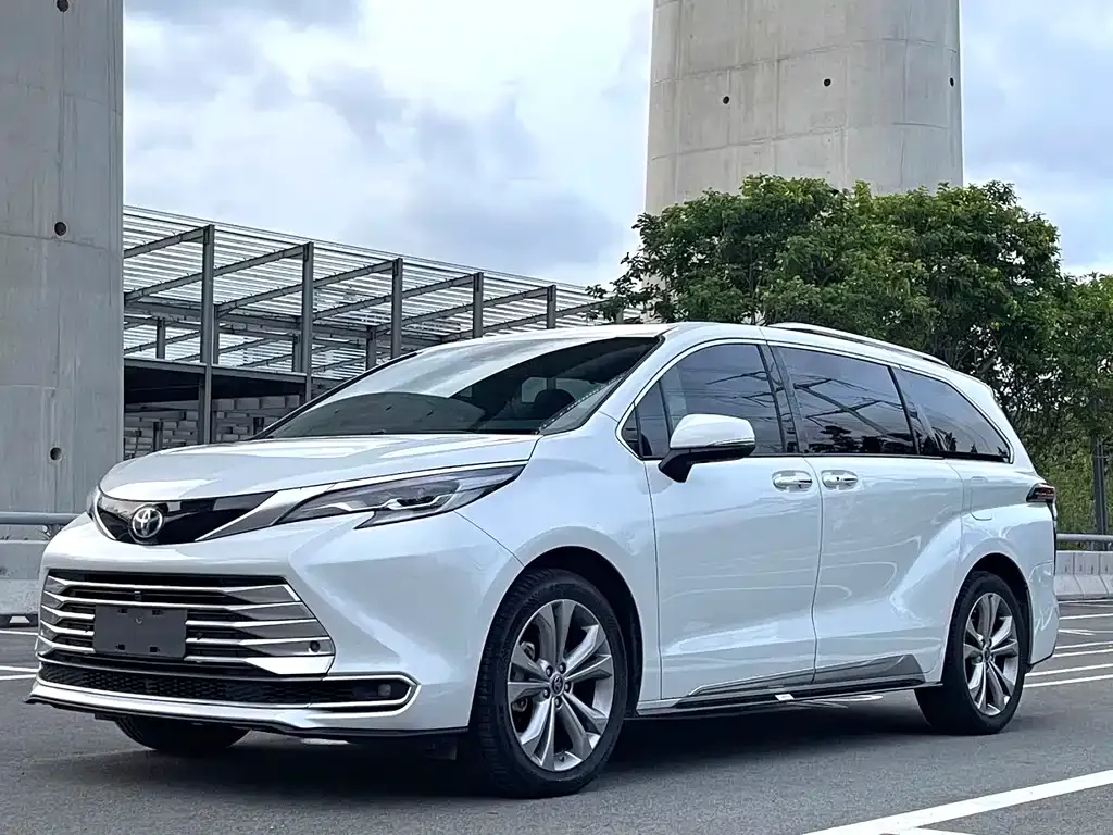 Toyota Sienna — фото 1
