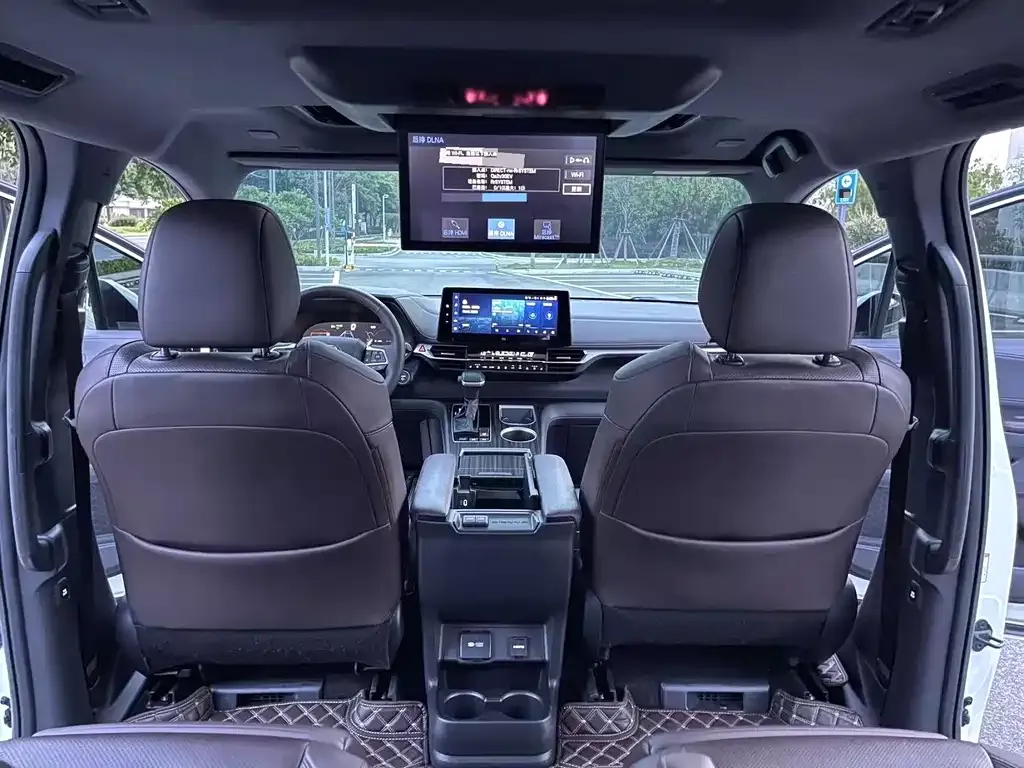 Toyota Sienna — фото 3