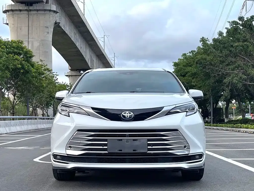 Toyota Sienna — фото 5