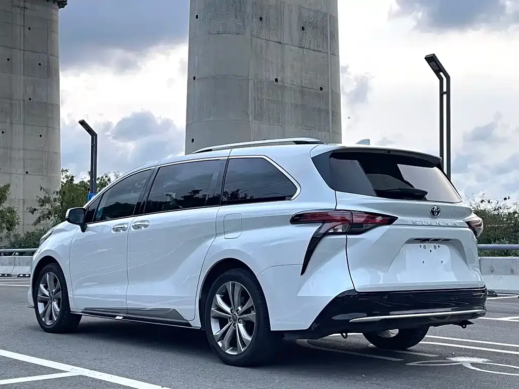 Toyota Sienna — фото 6