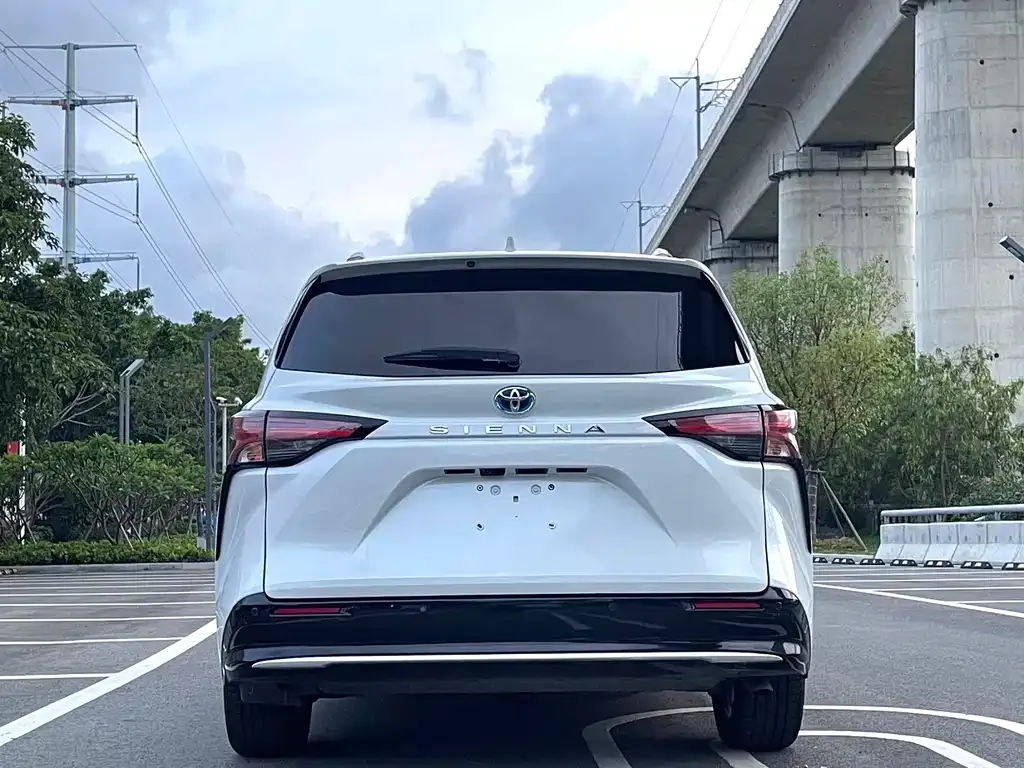 Toyota Sienna — фото 9