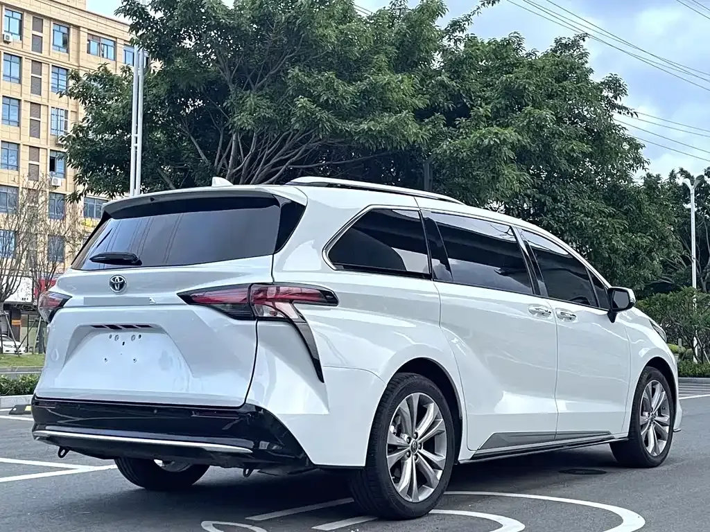 Toyota Sienna — фото 10