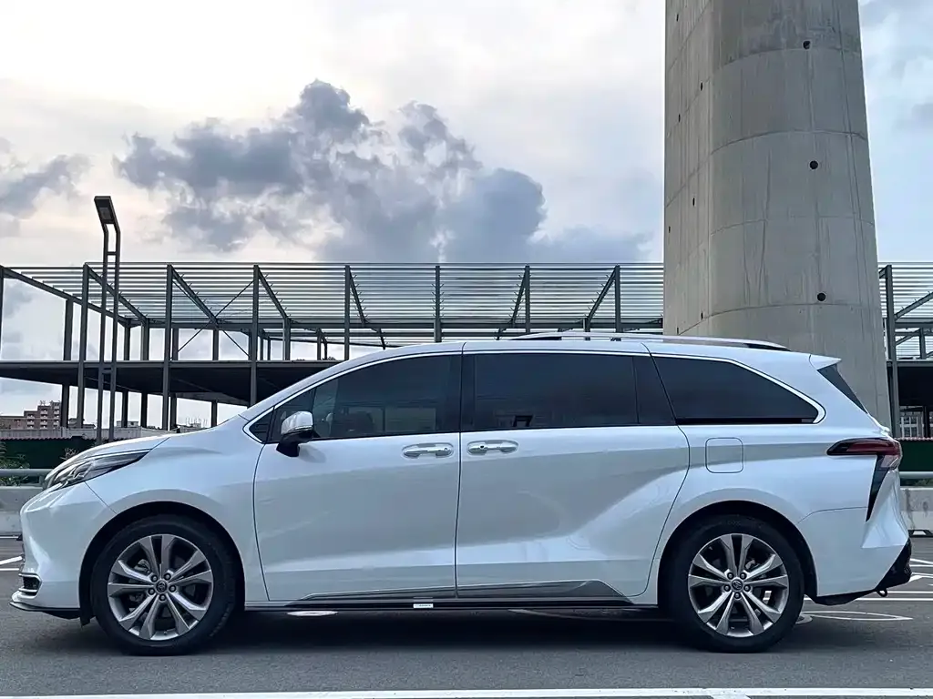 Toyota Sienna — фото 2