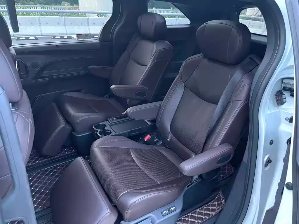 Toyota Sienna — фото 7