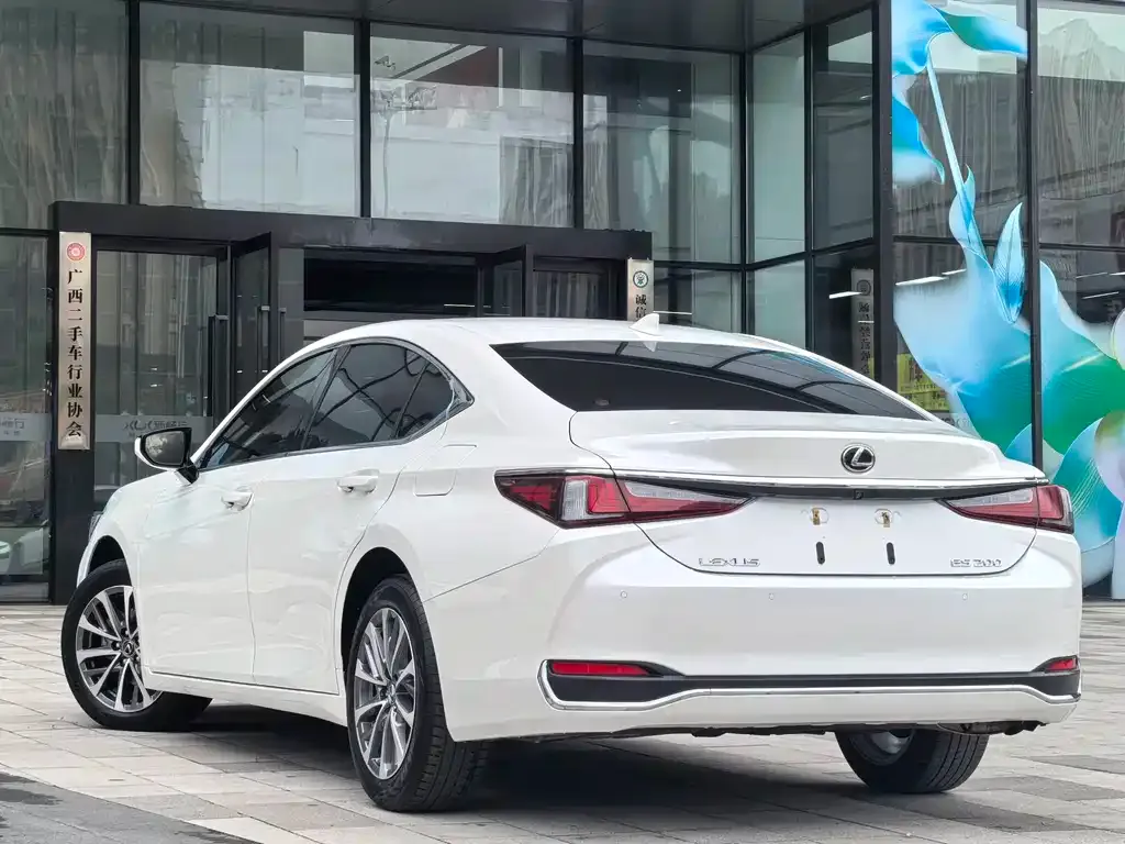 Lexus ES — фото 10