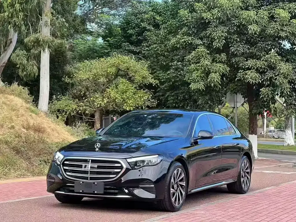 Mercedes-Benz E-Class — фото 1