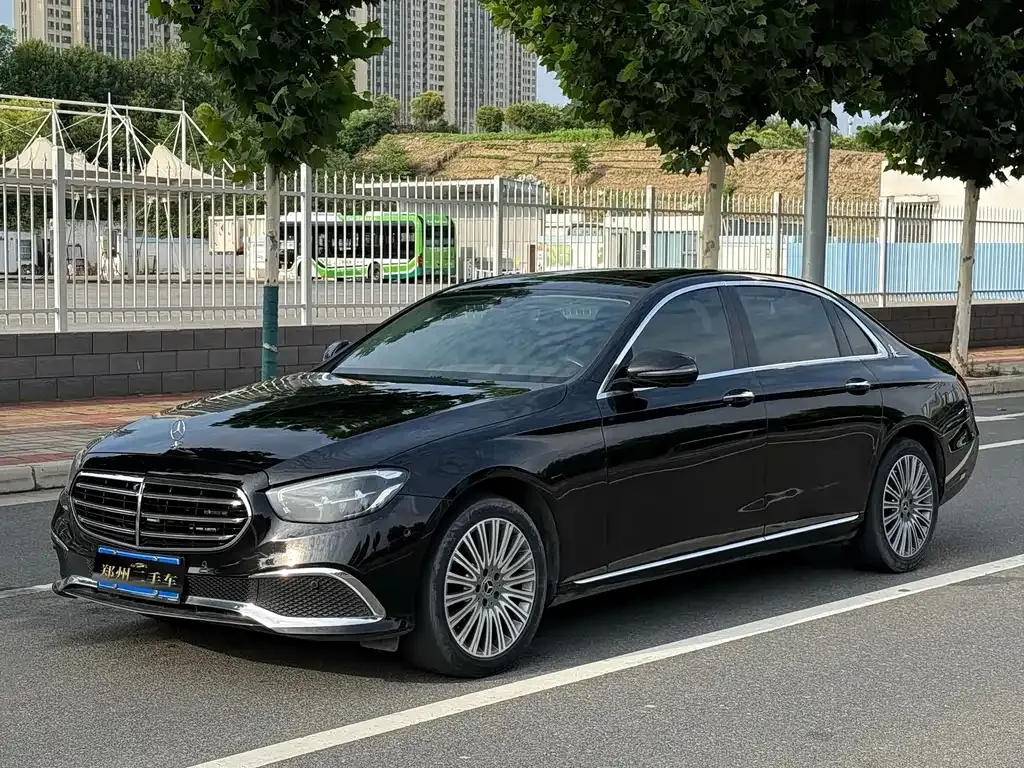 Mercedes-Benz E-Class — фото 1