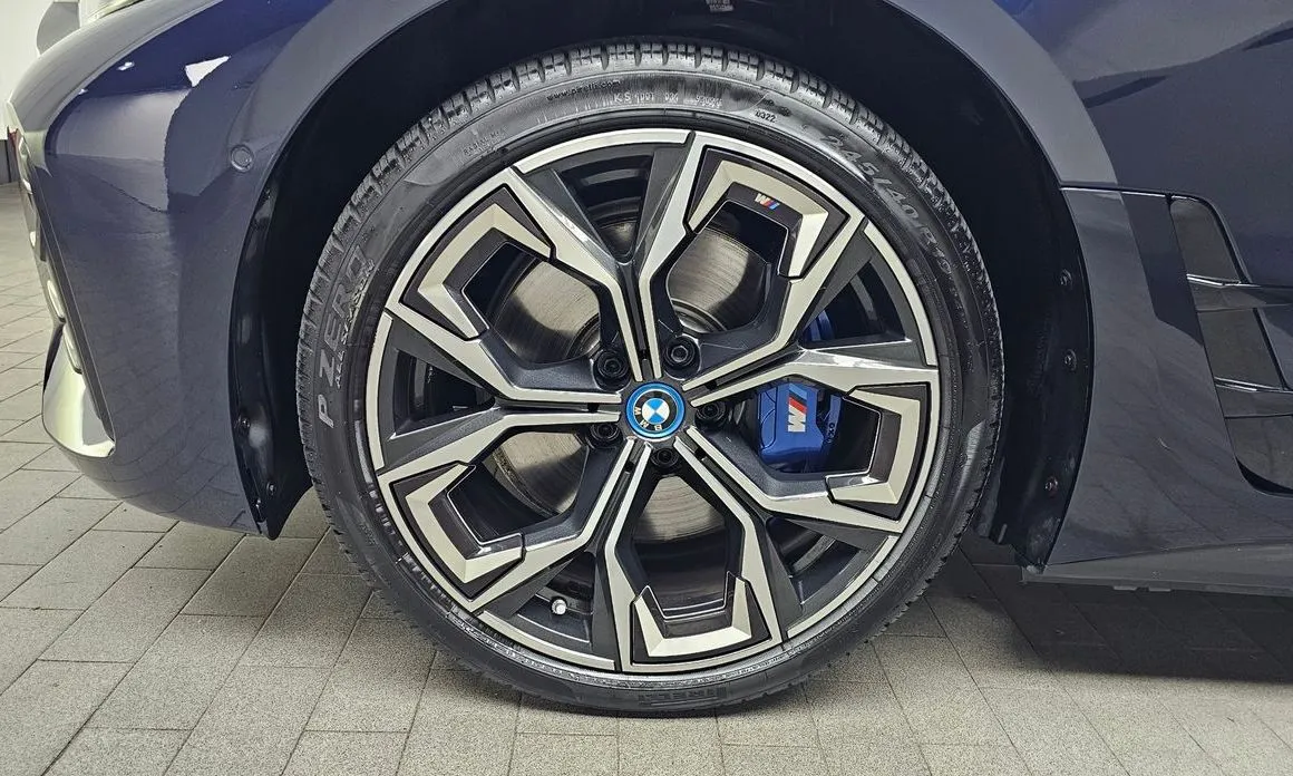 BMW i4 — фото 10