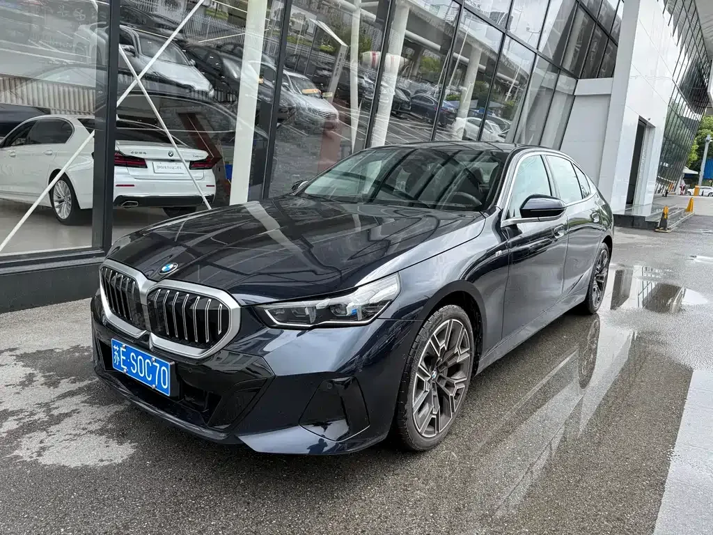 BMW 5 Series — фото 1