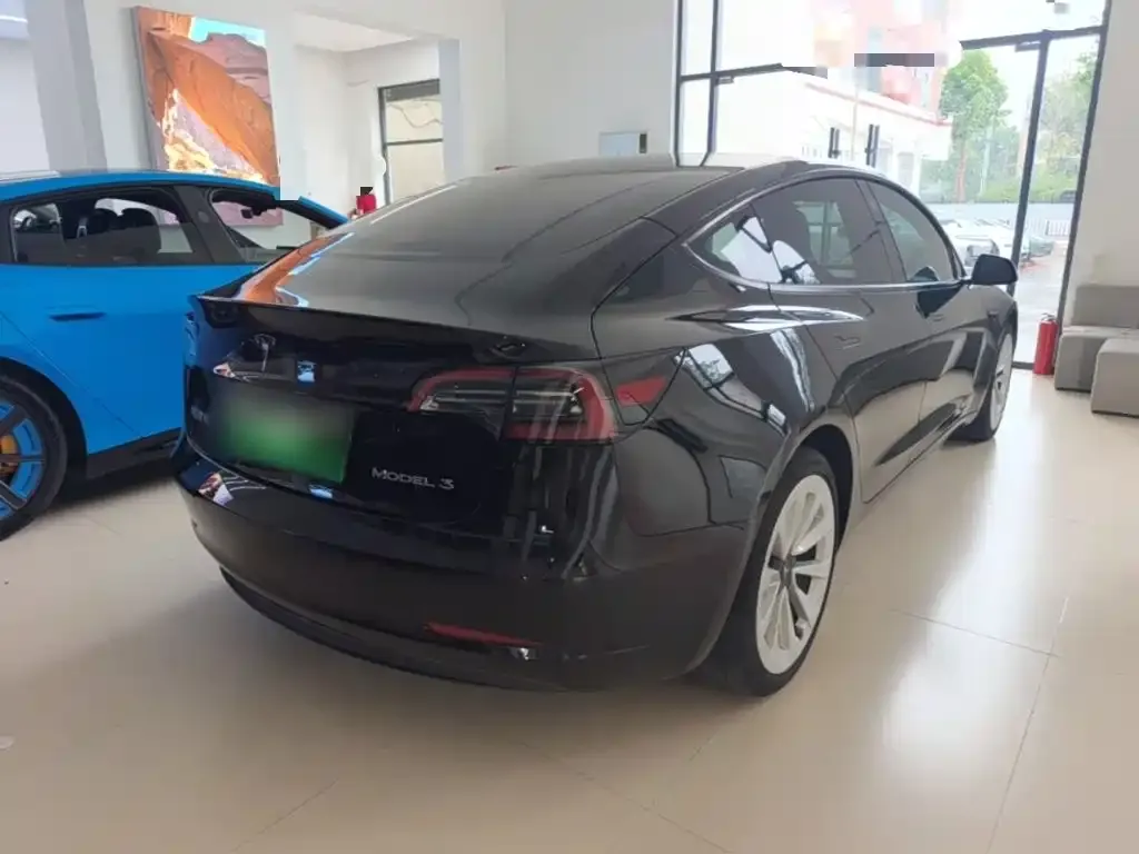 Tesla Model 3 — фото 2