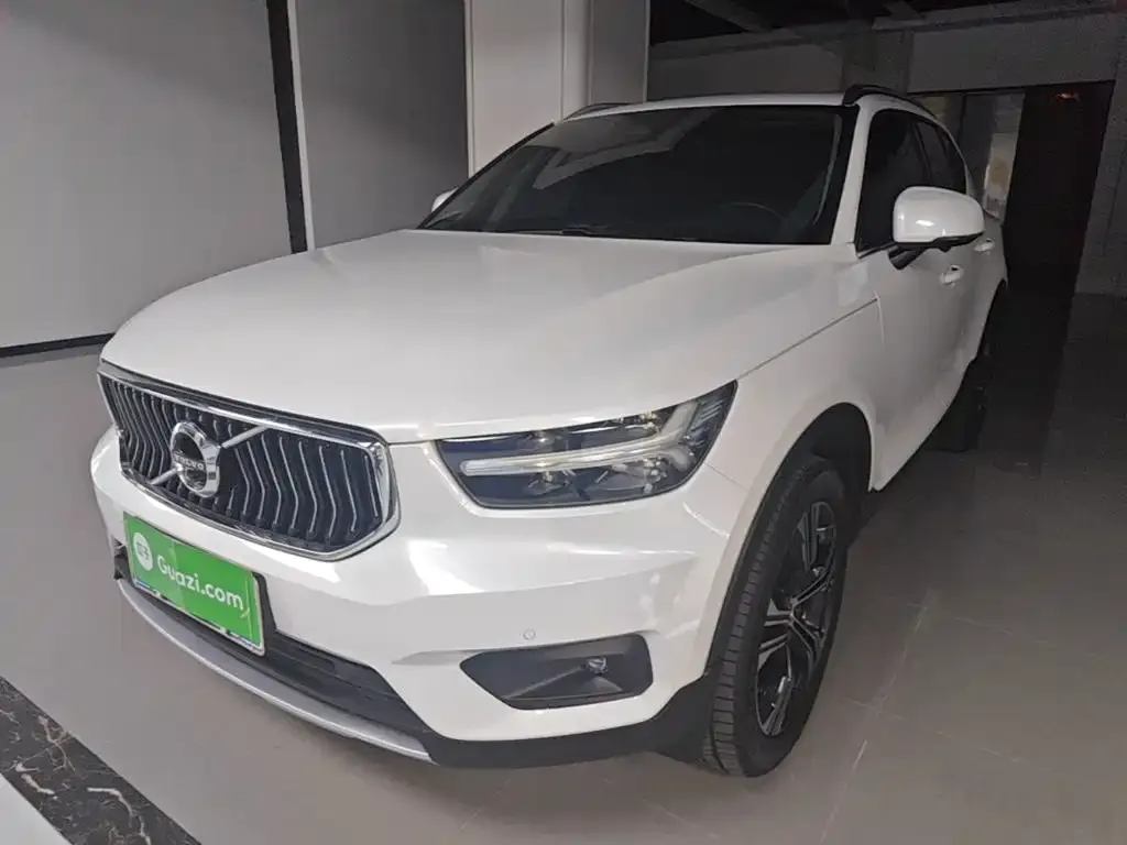 Volvo XC40 — фото 1