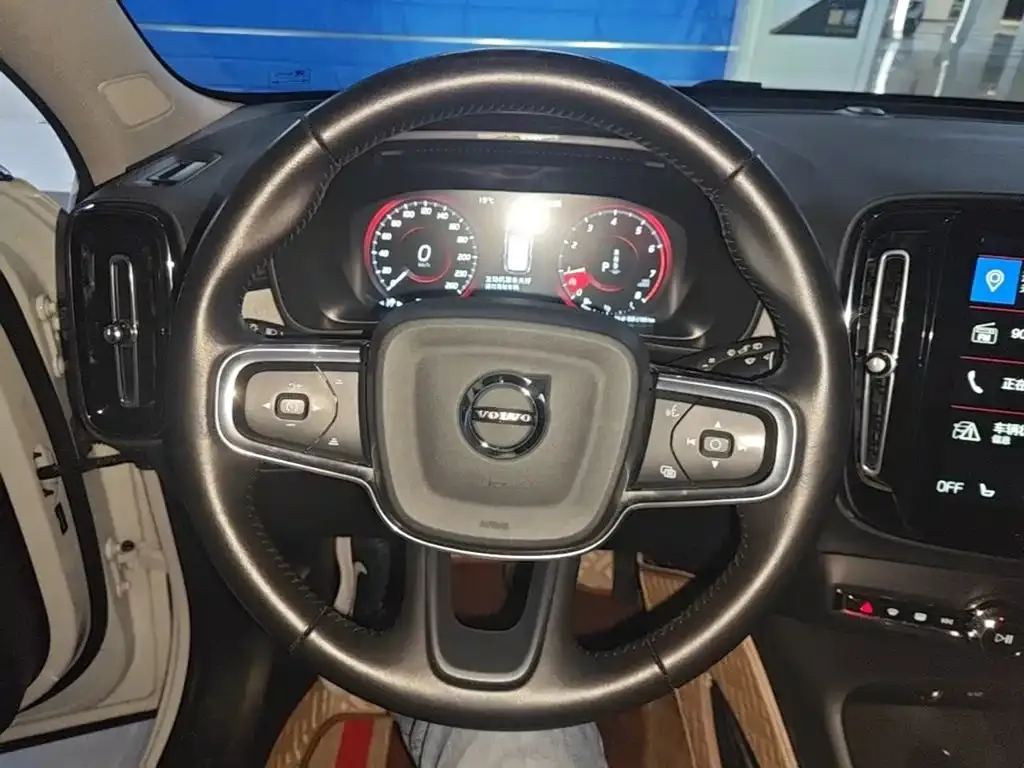 Volvo XC40 — фото 10