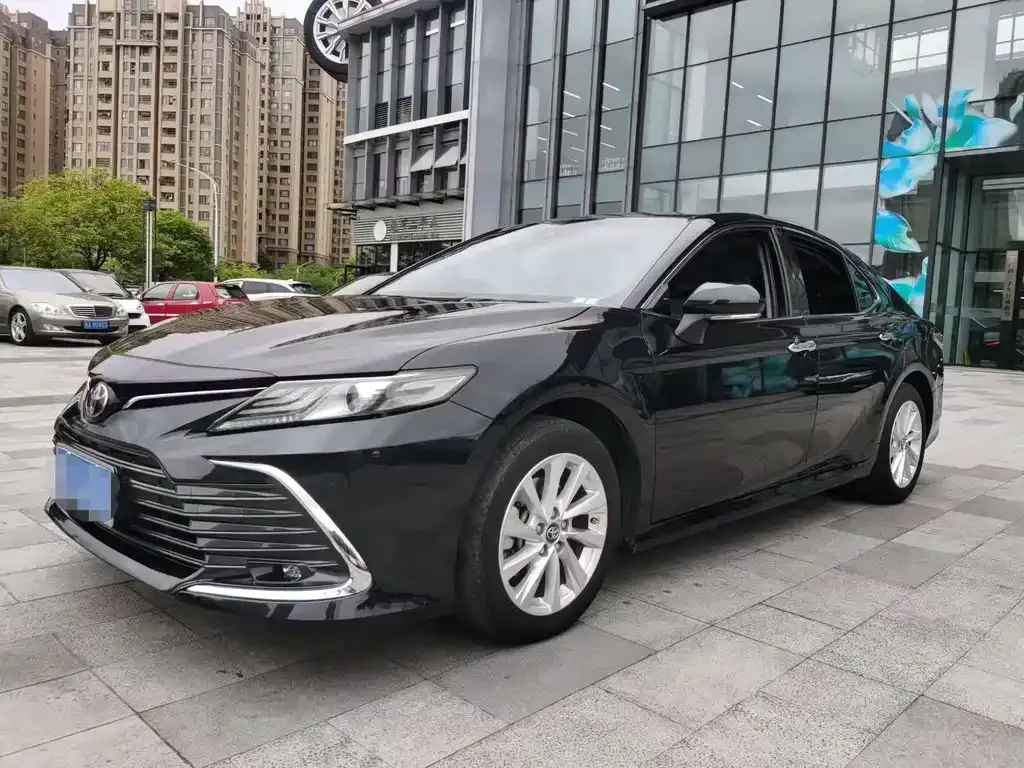 Toyota Camry — фото 1