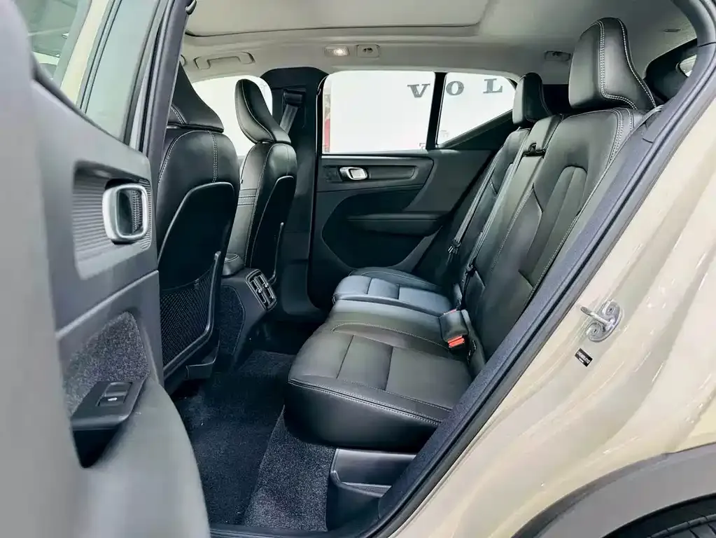Volvo XC40 — фото 10