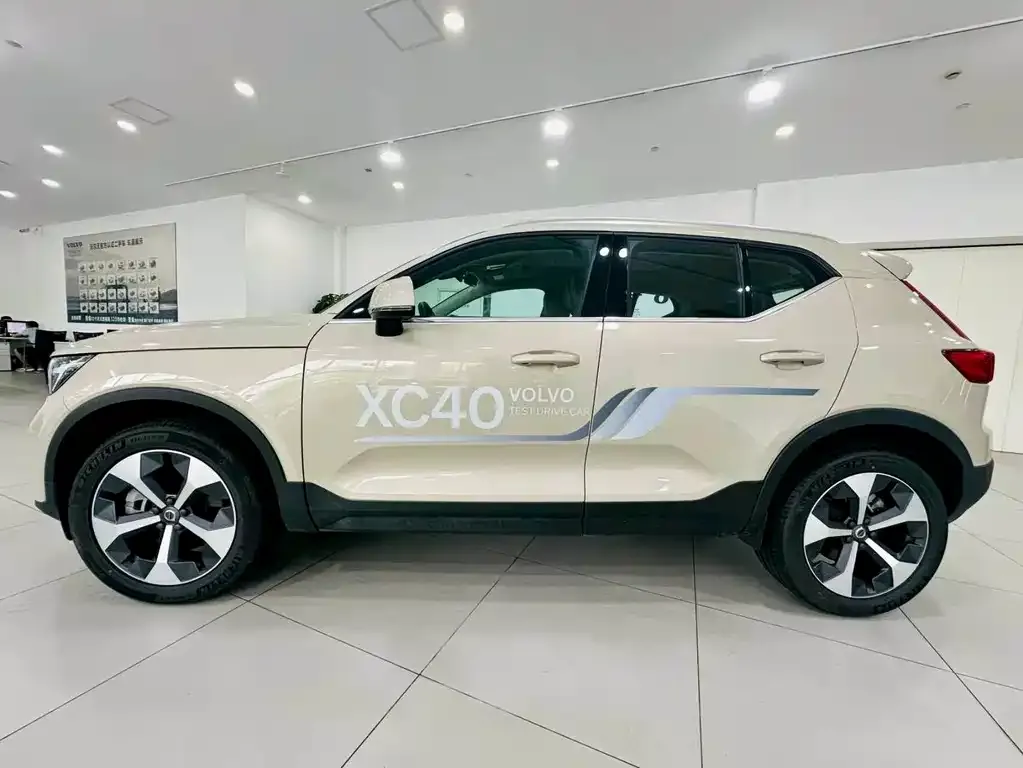 Volvo XC40 — фото 6