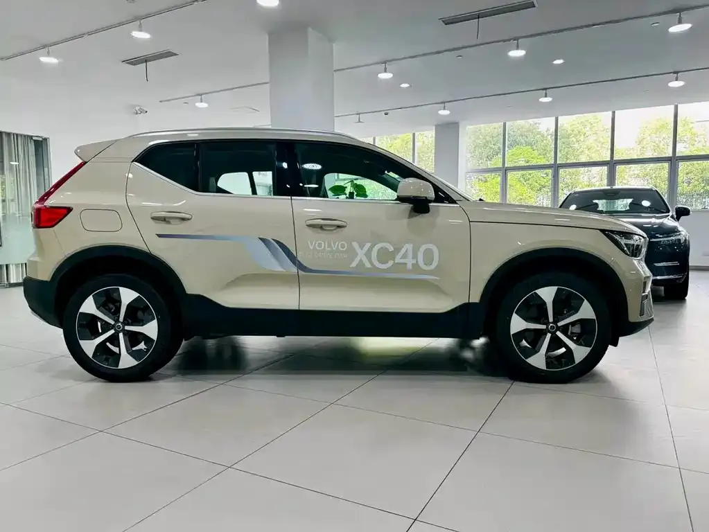 Volvo XC40 — фото 9