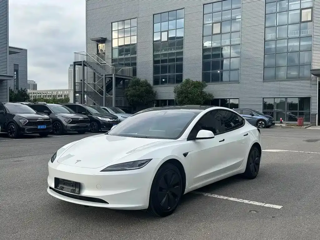 Tesla Model 3 — фото 1