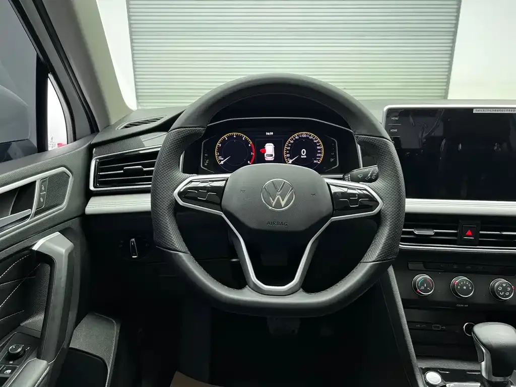 Volkswagen Tiguan L — фото 6