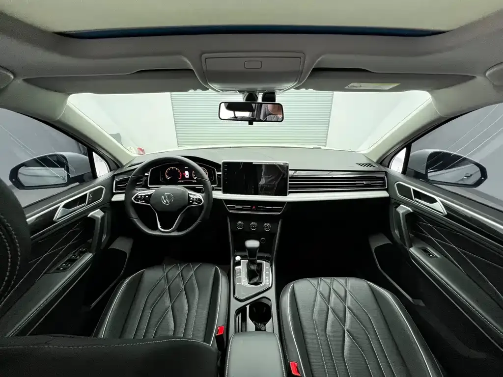 Volkswagen Tiguan L — фото 10