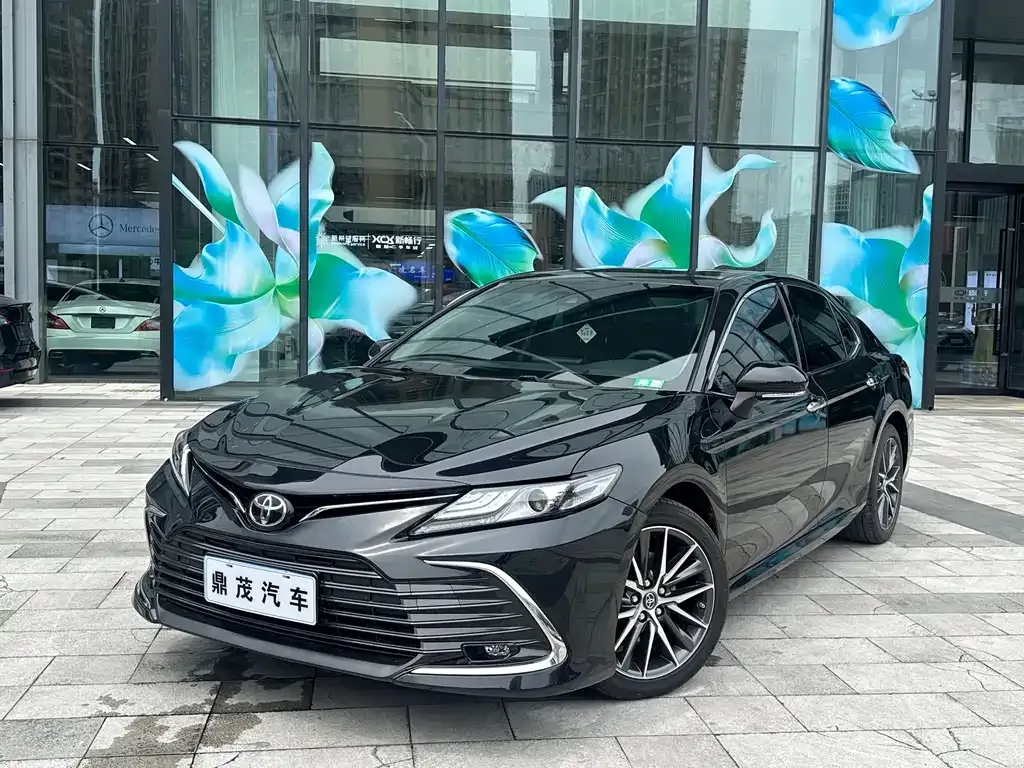 Toyota Camry — фото 1