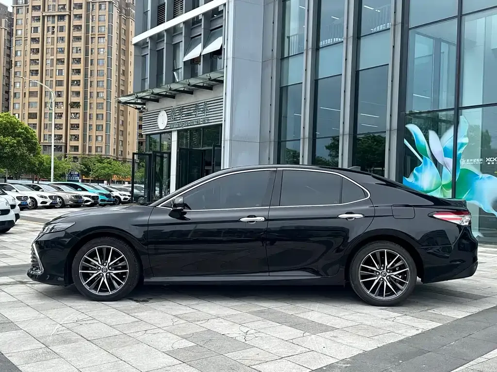 Toyota Camry — фото 10