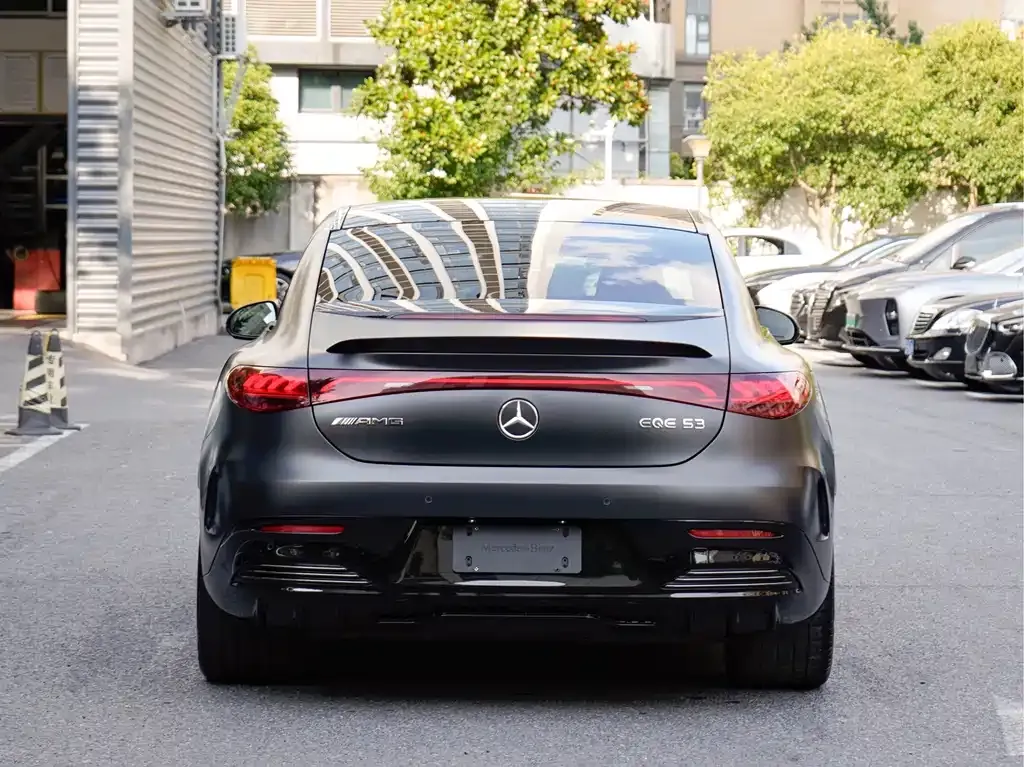 Mercedes-Benz EQE AMG — фото 9