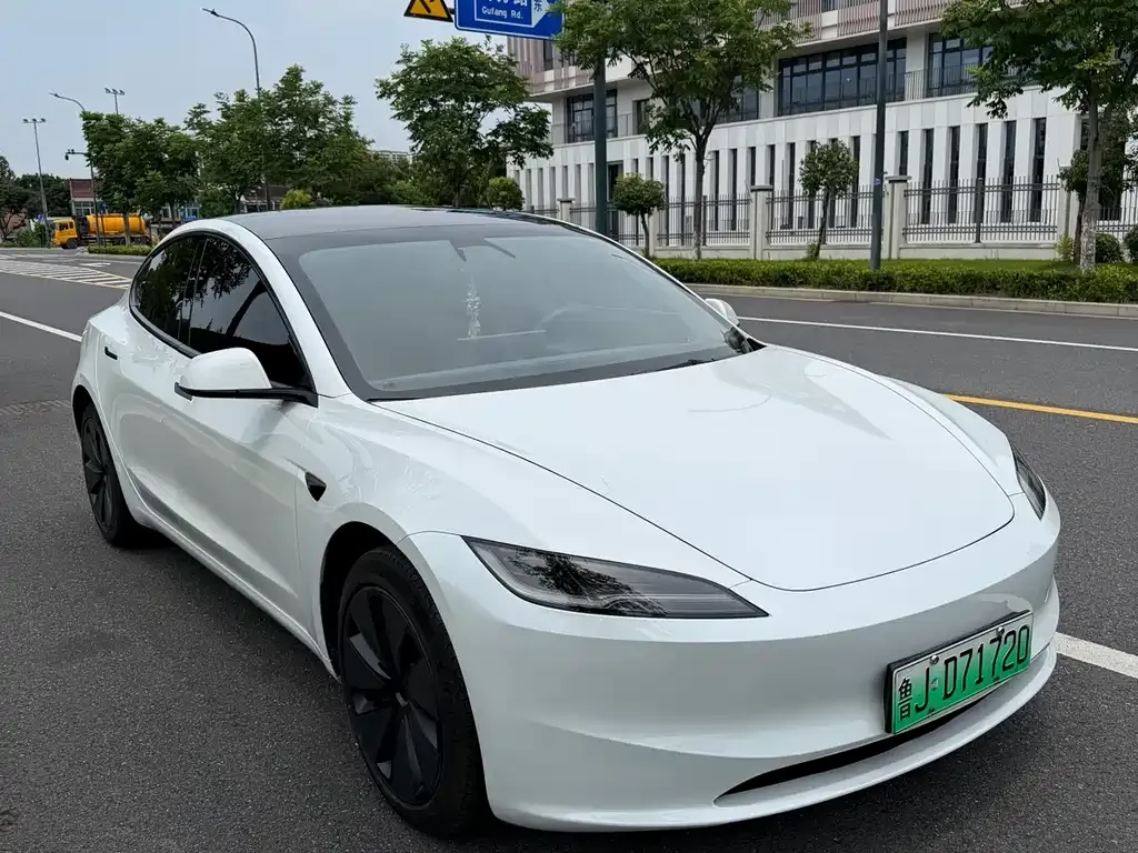 Tesla Model 3 — фото 1
