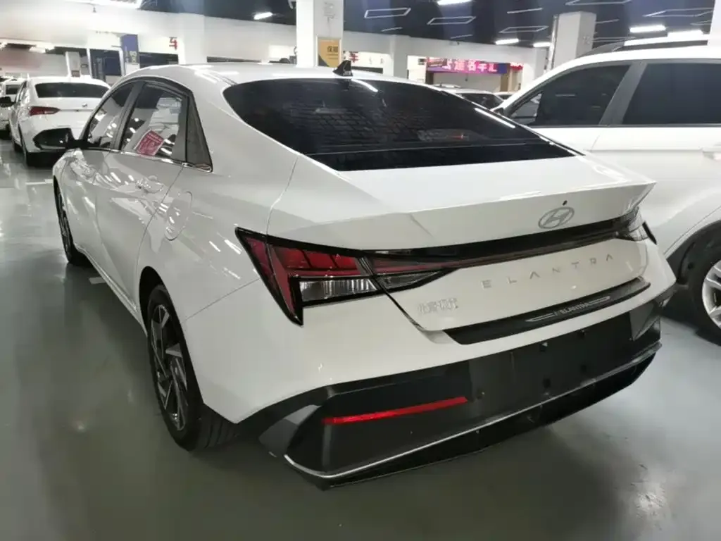 Hyundai Elantra — фото 3