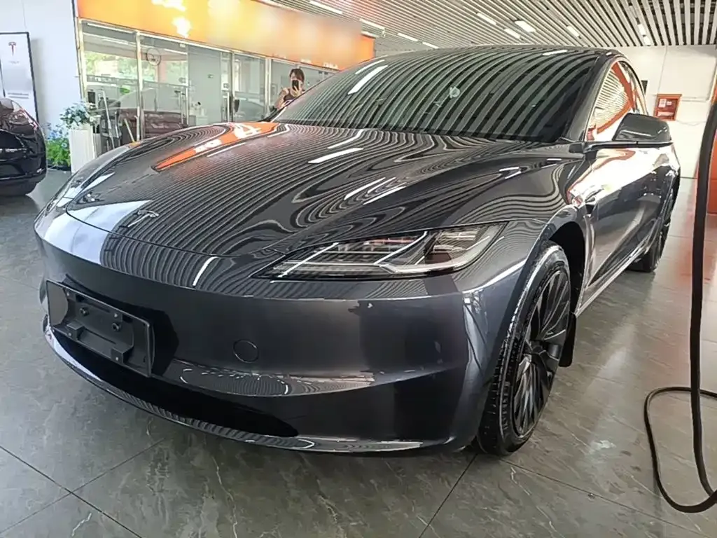 Tesla Model 3 — фото 1