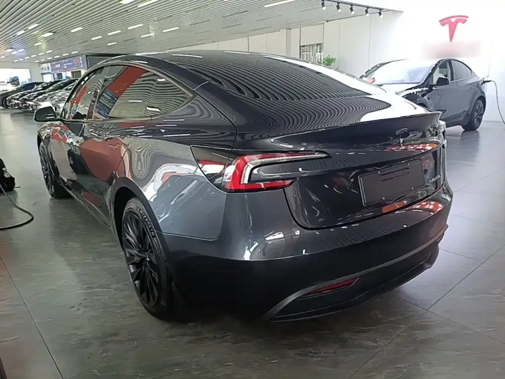 Tesla Model 3 — фото 10