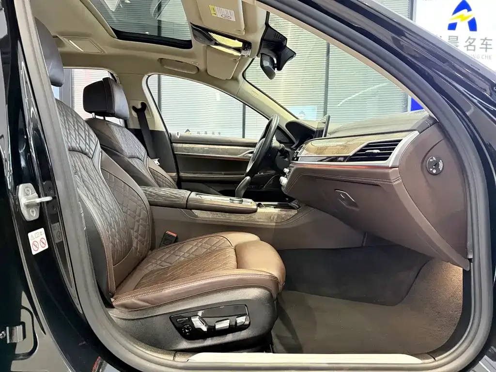 BMW 7 Series — фото 10
