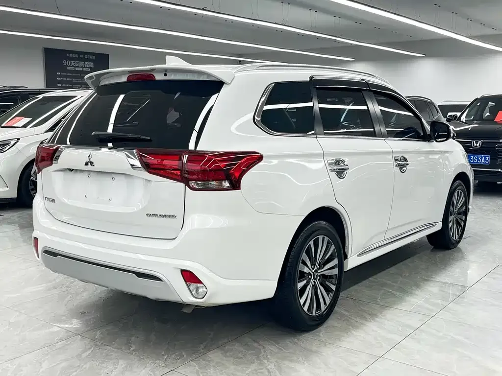 Mitsubishi Outlander — фото 8