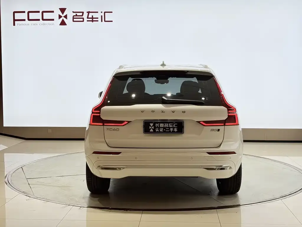 Volvo XC60 — фото 10