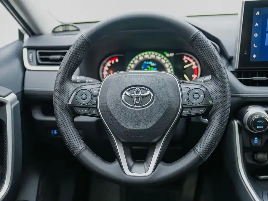 Toyota RAV4 — фото 8